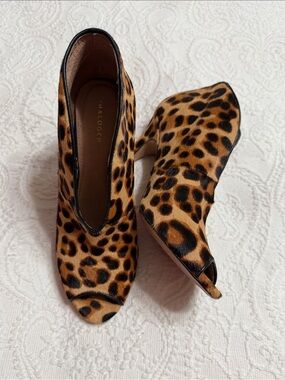 Halogen Size 6.5M Fur Leopard-Print Peep-Toe Heels in Brown and Black